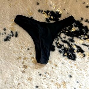 Cupshe cheeky black bikini bottoms 🏝️